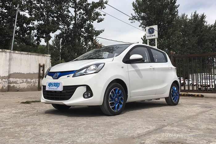 独家：新款长安奔奔EV实车图 外观内饰升级