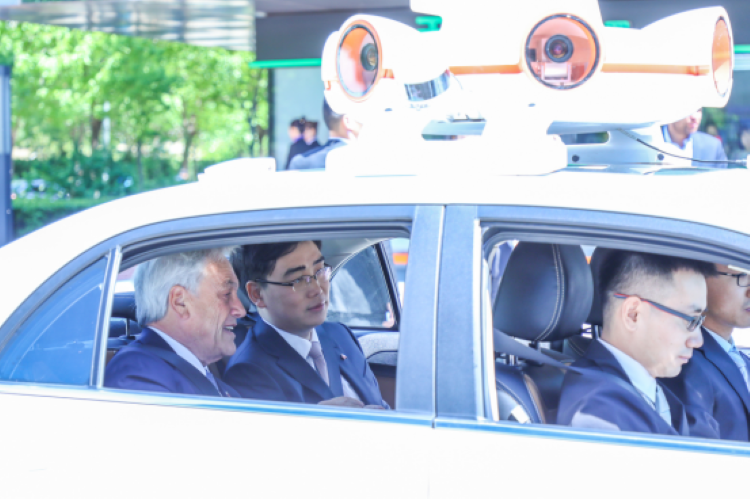 今年4月，智利总统塞巴斯蒂安·皮涅拉赴滴滴出行总部，在程维陪同下试乘自动驾驶测试车。