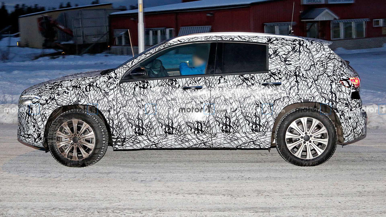 mercedes-benz-eqa-spy-photo-(1)