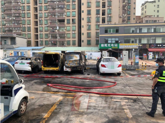 深圳一新能源车起火爆炸 前后波及5辆车！