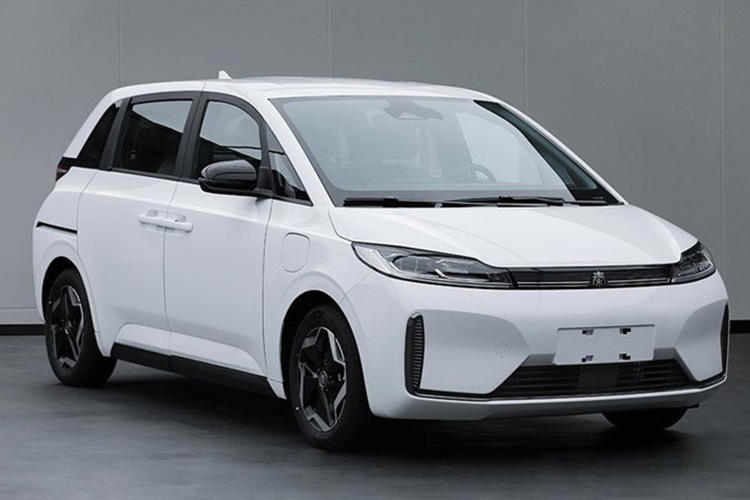 一边侧滑门一边常规门！比亚迪秦D1实车图曝光