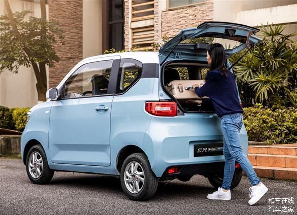 5月28日,上汽通用五菱官方宣布宏光mini ev正式开启预售,新车共推出3