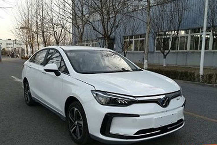 采用旋钮式换挡 北汽新能源EU5内饰谍照曝光 