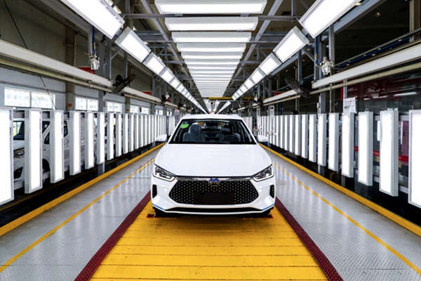 综合续航 305 km，量产车已经下线，比亚迪e2  将在 7 月中旬上市