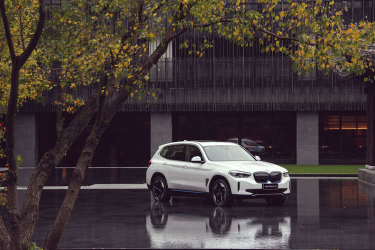 除了可以看西瓜视频，这台可以自动并线的宝马iX3开起来怎么样？